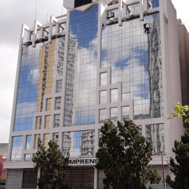 Ed. Teatro Imprensa – Limpeza dos vidros e Calafetação das janelas (Bela Vista)